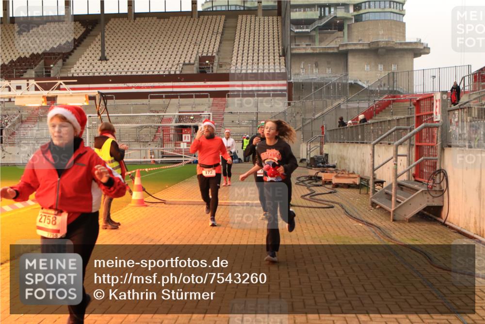 08.12.2024 - St. Pauli X-Mass-Run No. 14 Kathrin Stürmer Photography http://msf.ph/oto/7543260 08.12.2024 10:04:22 Ziel  meine-sportfotos.de