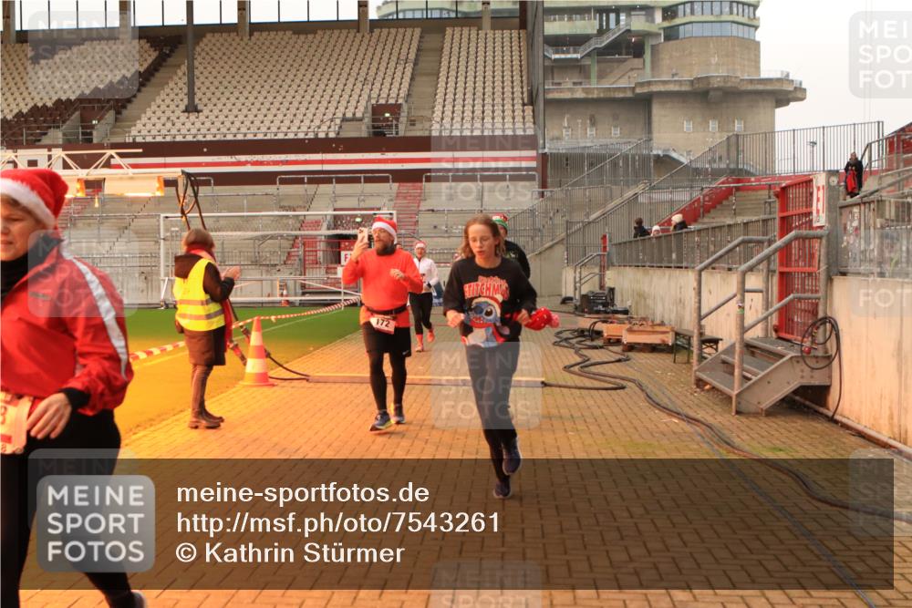 08.12.2024 - St. Pauli X-Mass-Run No. 14 Kathrin Stürmer Photography http://msf.ph/oto/7543261 08.12.2024 10:04:23 Ziel  meine-sportfotos.de