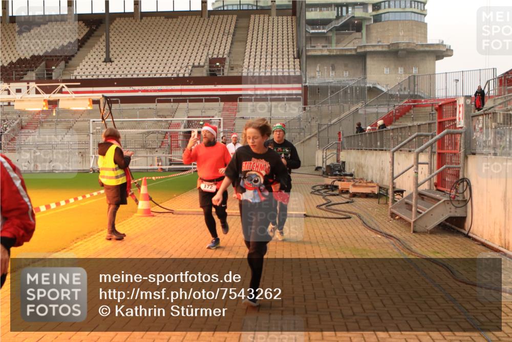 08.12.2024 - St. Pauli X-Mass-Run No. 14 Kathrin Stürmer Photography http://msf.ph/oto/7543262 08.12.2024 10:04:23 Ziel  meine-sportfotos.de