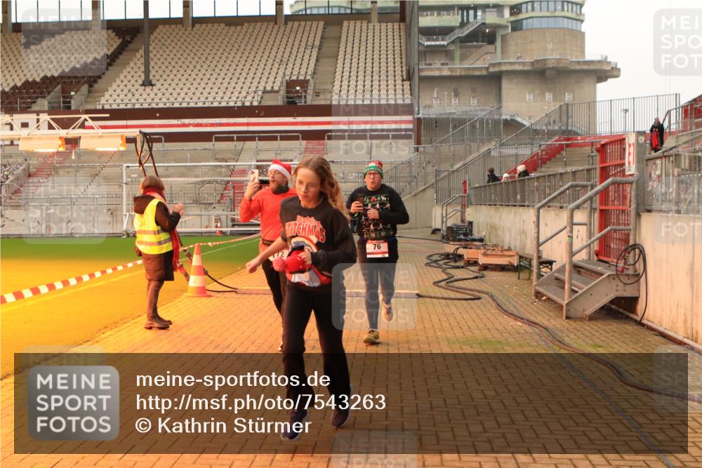 08.12.2024 - St. Pauli X-Mass-Run No. 14 Kathrin Stürmer Photography http://msf.ph/oto/7543263 08.12.2024 10:04:23 Ziel  meine-sportfotos.de