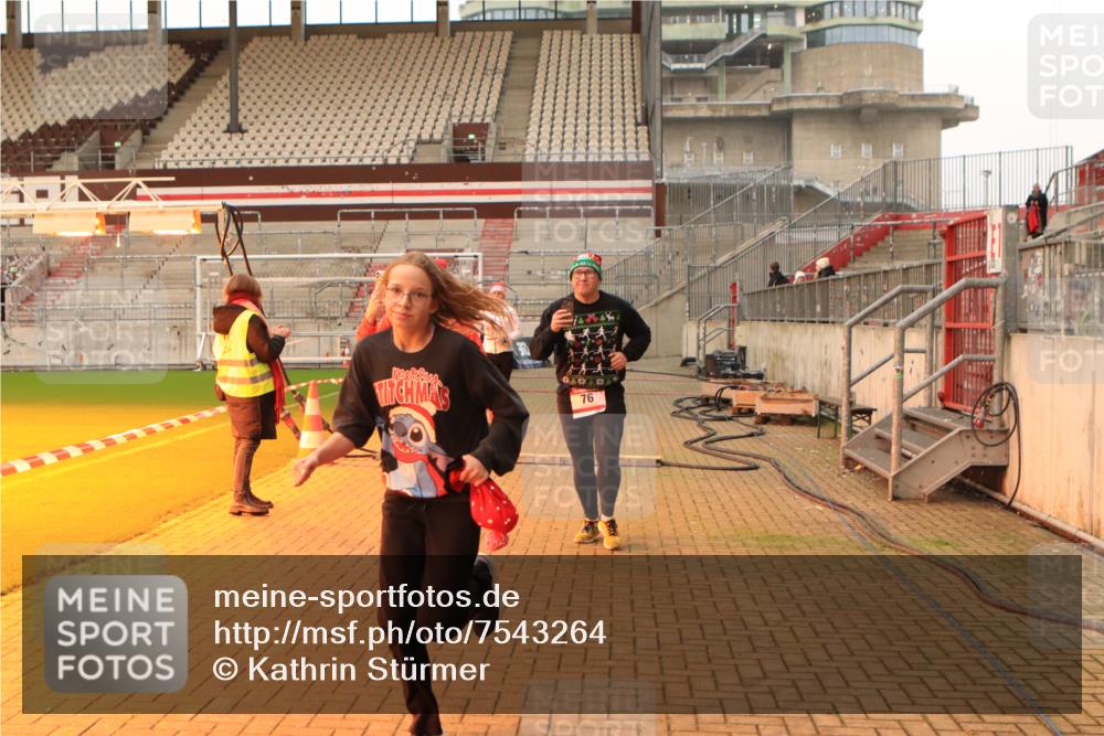 08.12.2024 - St. Pauli X-Mass-Run No. 14 Kathrin Stürmer Photography http://msf.ph/oto/7543264 08.12.2024 10:04:23 Ziel  meine-sportfotos.de