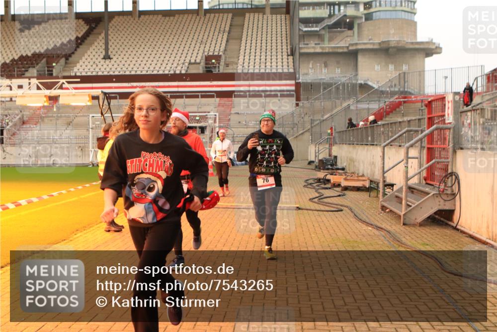 08.12.2024 - St. Pauli X-Mass-Run No. 14 Kathrin Stürmer Photography http://msf.ph/oto/7543265 08.12.2024 10:04:23 Ziel  meine-sportfotos.de