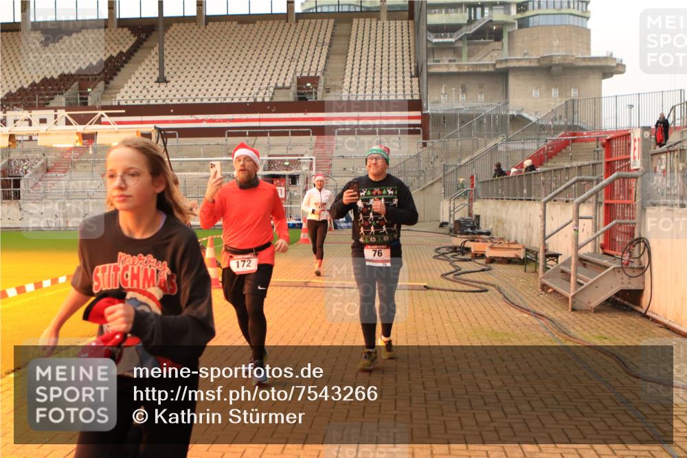 08.12.2024 - St. Pauli X-Mass-Run No. 14 Kathrin Stürmer Photography http://msf.ph/oto/7543266 08.12.2024 10:04:24 Ziel  meine-sportfotos.de