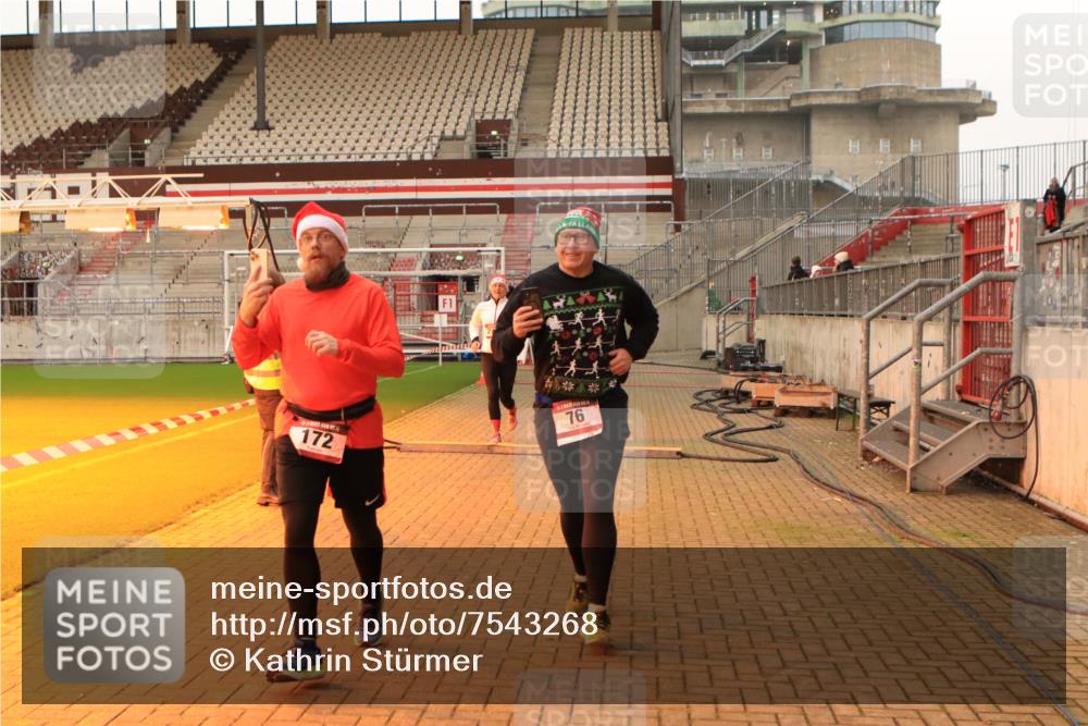 08.12.2024 - St. Pauli X-Mass-Run No. 14 Kathrin Stürmer Photography http://msf.ph/oto/7543268 08.12.2024 10:04:24 Ziel  meine-sportfotos.de