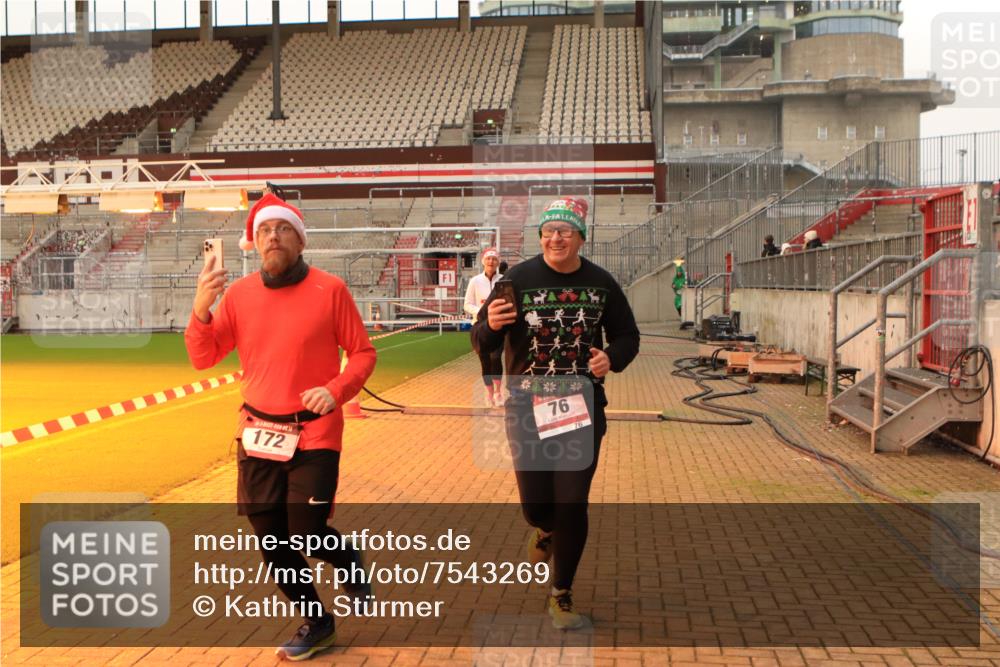 08.12.2024 - St. Pauli X-Mass-Run No. 14 Kathrin Stürmer Photography http://msf.ph/oto/7543269 08.12.2024 10:04:24 Ziel  meine-sportfotos.de