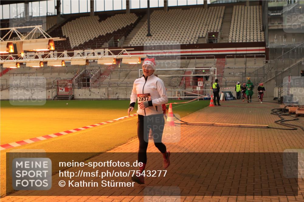 08.12.2024 - St. Pauli X-Mass-Run No. 14 Kathrin Stürmer Photography http://msf.ph/oto/7543277 08.12.2024 10:04:27 Ziel  meine-sportfotos.de