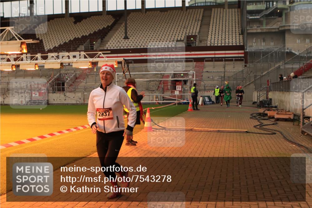 08.12.2024 - St. Pauli X-Mass-Run No. 14 Kathrin Stürmer Photography http://msf.ph/oto/7543278 08.12.2024 10:04:27 Ziel  meine-sportfotos.de