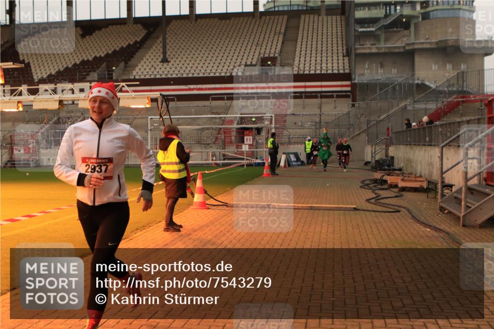 08.12.2024 - St. Pauli X-Mass-Run No. 14 Kathrin Stürmer Photography http://msf.ph/oto/7543279 08.12.2024 10:04:27 Ziel  meine-sportfotos.de