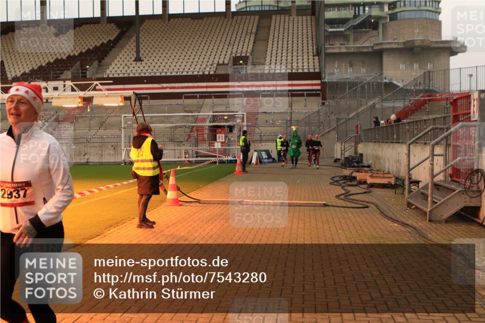 08.12.2024 - St. Pauli X-Mass-Run No. 14 Kathrin Stürmer Photography http://msf.ph/oto/7543280 08.12.2024 10:04:27 Ziel  meine-sportfotos.de
