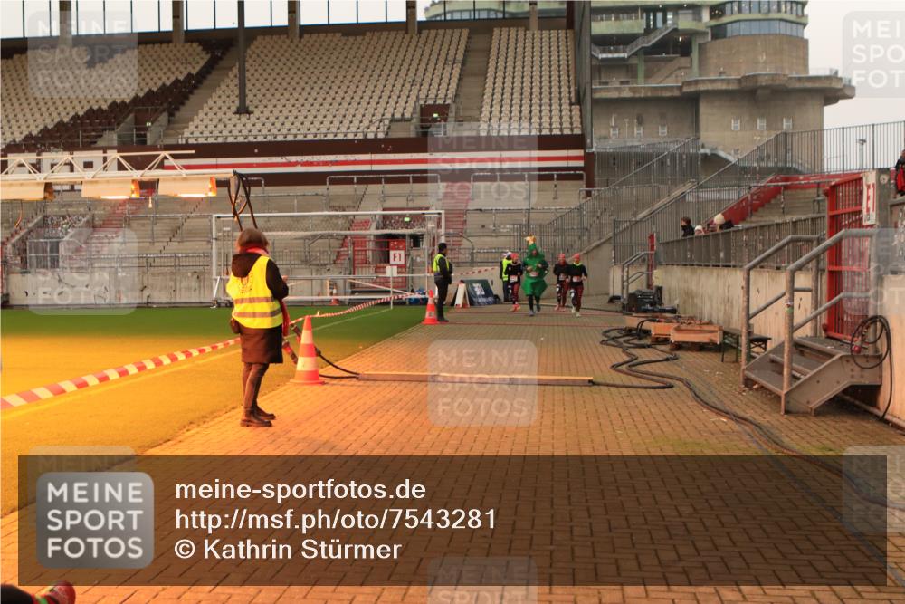 08.12.2024 - St. Pauli X-Mass-Run No. 14 Kathrin Stürmer Photography http://msf.ph/oto/7543281 08.12.2024 10:04:28 Ziel  meine-sportfotos.de