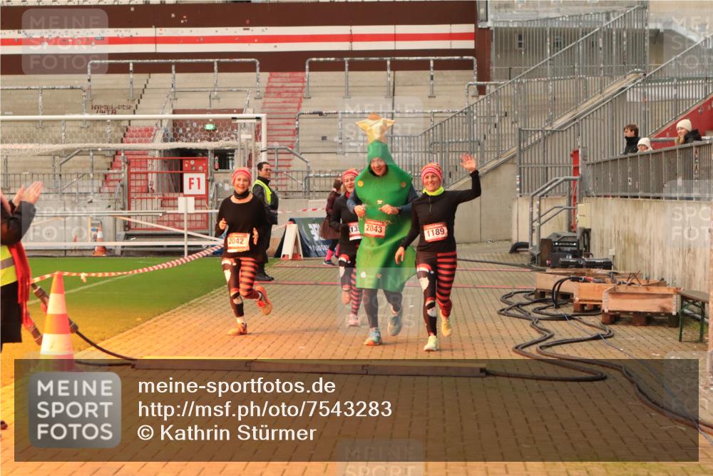 08.12.2024 - St. Pauli X-Mass-Run No. 14 Kathrin Stürmer Photography http://msf.ph/oto/7543283 08.12.2024 10:04:33 Ziel  meine-sportfotos.de