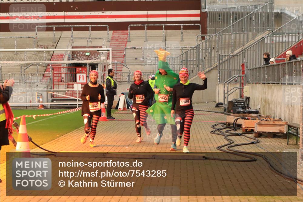 08.12.2024 - St. Pauli X-Mass-Run No. 14 Kathrin Stürmer Photography http://msf.ph/oto/7543285 08.12.2024 10:04:33 Ziel  meine-sportfotos.de