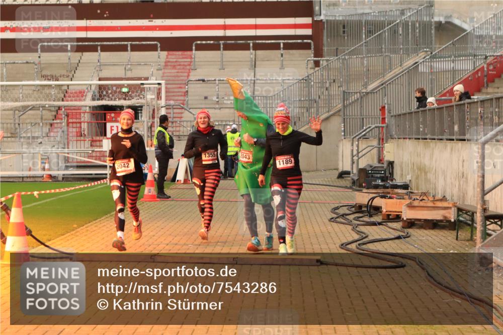 08.12.2024 - St. Pauli X-Mass-Run No. 14 Kathrin Stürmer Photography http://msf.ph/oto/7543286 08.12.2024 10:04:33 Ziel  meine-sportfotos.de