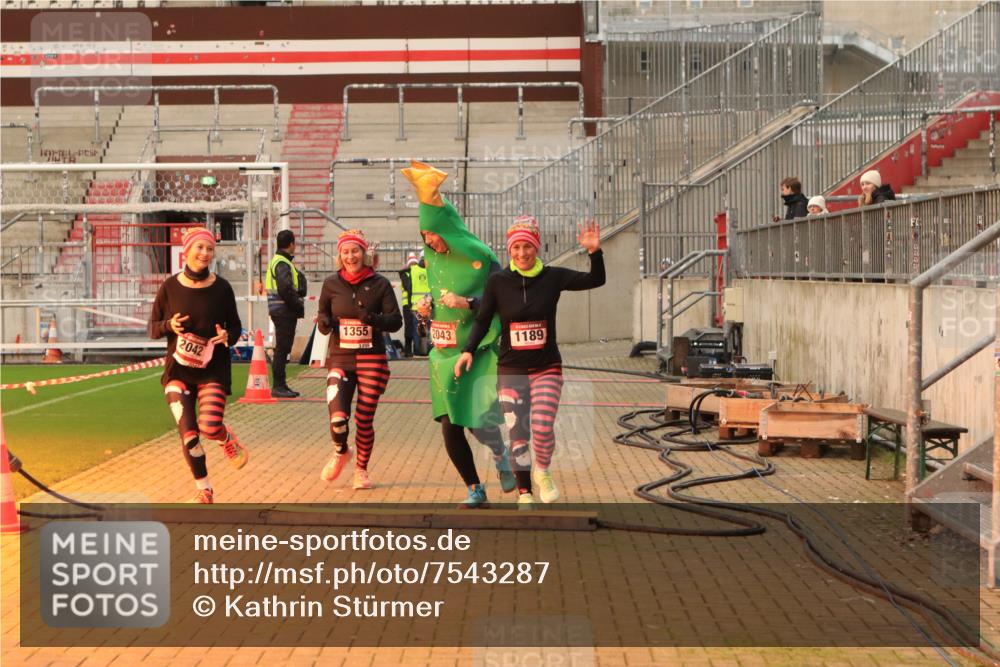 08.12.2024 - St. Pauli X-Mass-Run No. 14 Kathrin Stürmer Photography http://msf.ph/oto/7543287 08.12.2024 10:04:34 Ziel  meine-sportfotos.de