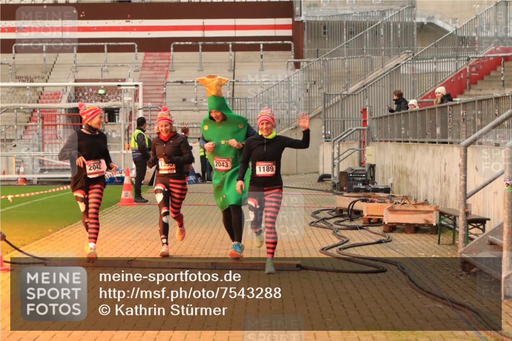 08.12.2024 - St. Pauli X-Mass-Run No. 14 Kathrin Stürmer Photography http://msf.ph/oto/7543288 08.12.2024 10:04:34 Ziel  meine-sportfotos.de