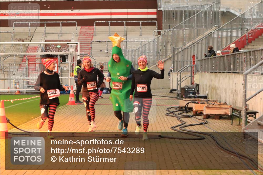 08.12.2024 - St. Pauli X-Mass-Run No. 14 Kathrin Stürmer Photography http://msf.ph/oto/7543289 08.12.2024 10:04:34 Ziel  meine-sportfotos.de