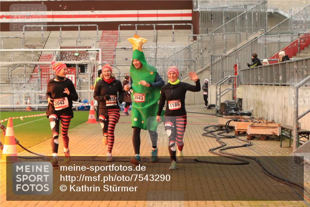 08.12.2024 - St. Pauli X-Mass-Run No. 14 Kathrin Stürmer Photography http://msf.ph/oto/7543290 08.12.2024 10:04:34 Ziel  meine-sportfotos.de