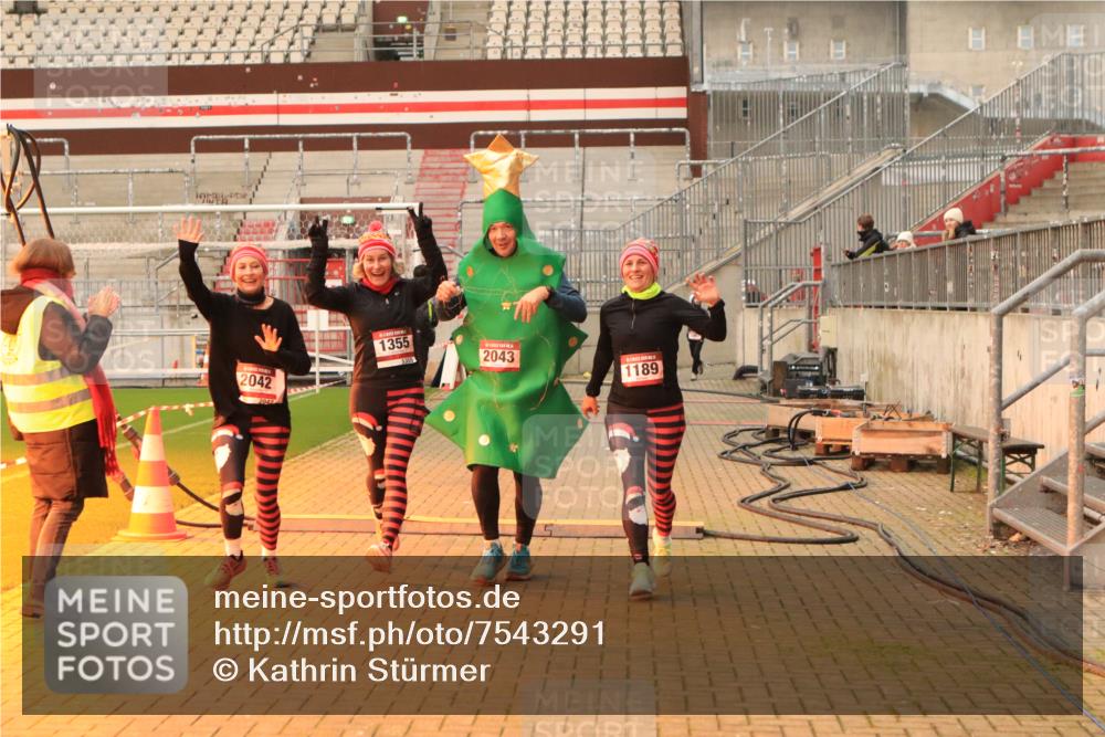 08.12.2024 - St. Pauli X-Mass-Run No. 14 Kathrin Stürmer Photography http://msf.ph/oto/7543291 08.12.2024 10:04:35 Ziel  meine-sportfotos.de