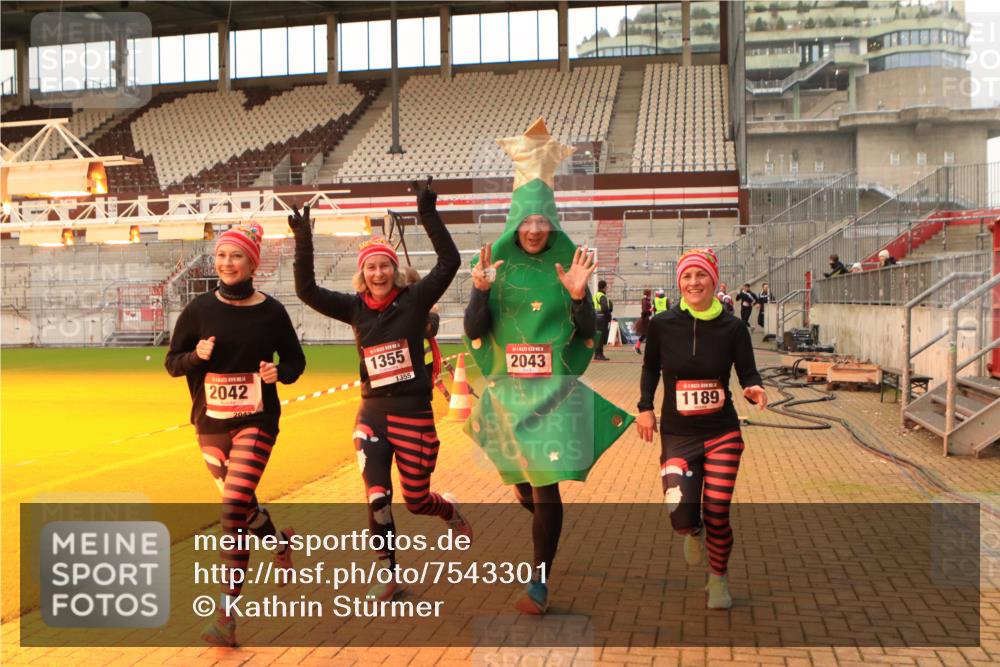 08.12.2024 - St. Pauli X-Mass-Run No. 14 Kathrin Stürmer Photography http://msf.ph/oto/7543301 08.12.2024 10:04:37 Ziel  meine-sportfotos.de