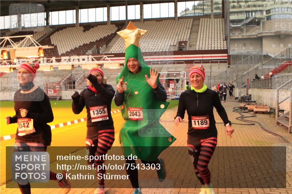08.12.2024 - St. Pauli X-Mass-Run No. 14 Kathrin Stürmer Photography http://msf.ph/oto/7543303 08.12.2024 10:04:37 Ziel  meine-sportfotos.de