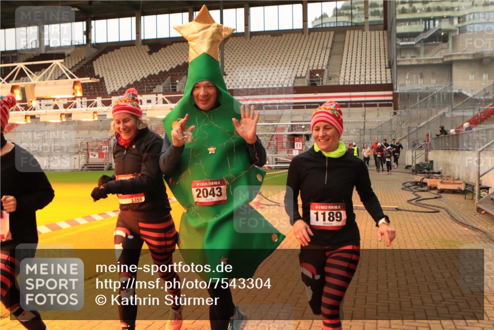 08.12.2024 - St. Pauli X-Mass-Run No. 14 Kathrin Stürmer Photography http://msf.ph/oto/7543304 08.12.2024 10:04:37 Ziel  meine-sportfotos.de