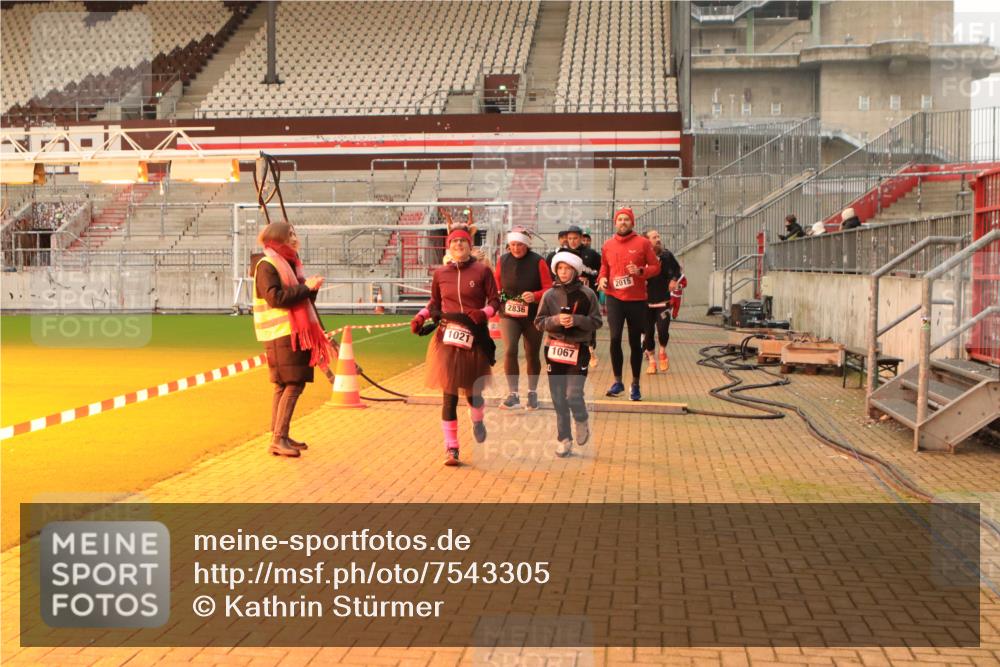 08.12.2024 - St. Pauli X-Mass-Run No. 14 Kathrin Stürmer Photography http://msf.ph/oto/7543305 08.12.2024 10:04:45 Ziel  meine-sportfotos.de