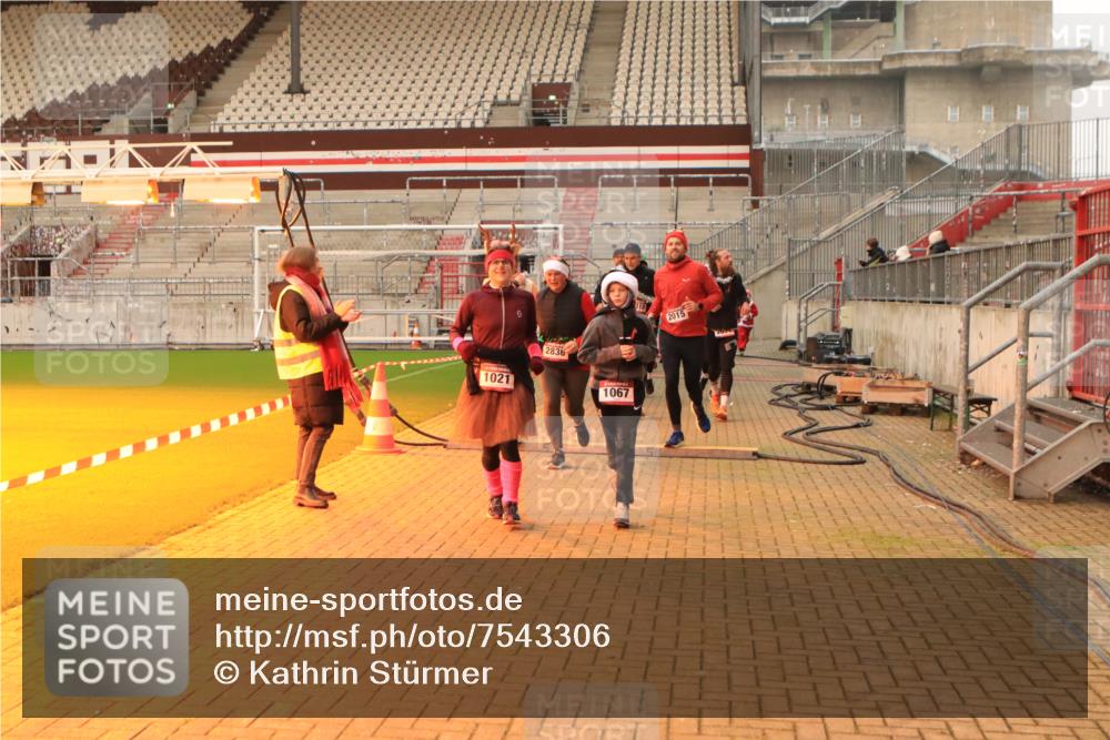 08.12.2024 - St. Pauli X-Mass-Run No. 14 Kathrin Stürmer Photography http://msf.ph/oto/7543306 08.12.2024 10:04:46 Ziel  meine-sportfotos.de