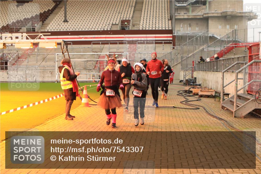 08.12.2024 - St. Pauli X-Mass-Run No. 14 Kathrin Stürmer Photography http://msf.ph/oto/7543307 08.12.2024 10:04:46 Ziel  meine-sportfotos.de