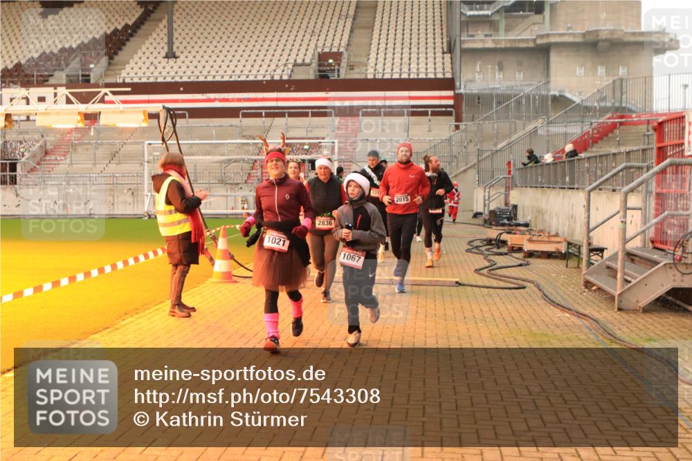 08.12.2024 - St. Pauli X-Mass-Run No. 14 Kathrin Stürmer Photography http://msf.ph/oto/7543308 08.12.2024 10:04:46 Ziel  meine-sportfotos.de