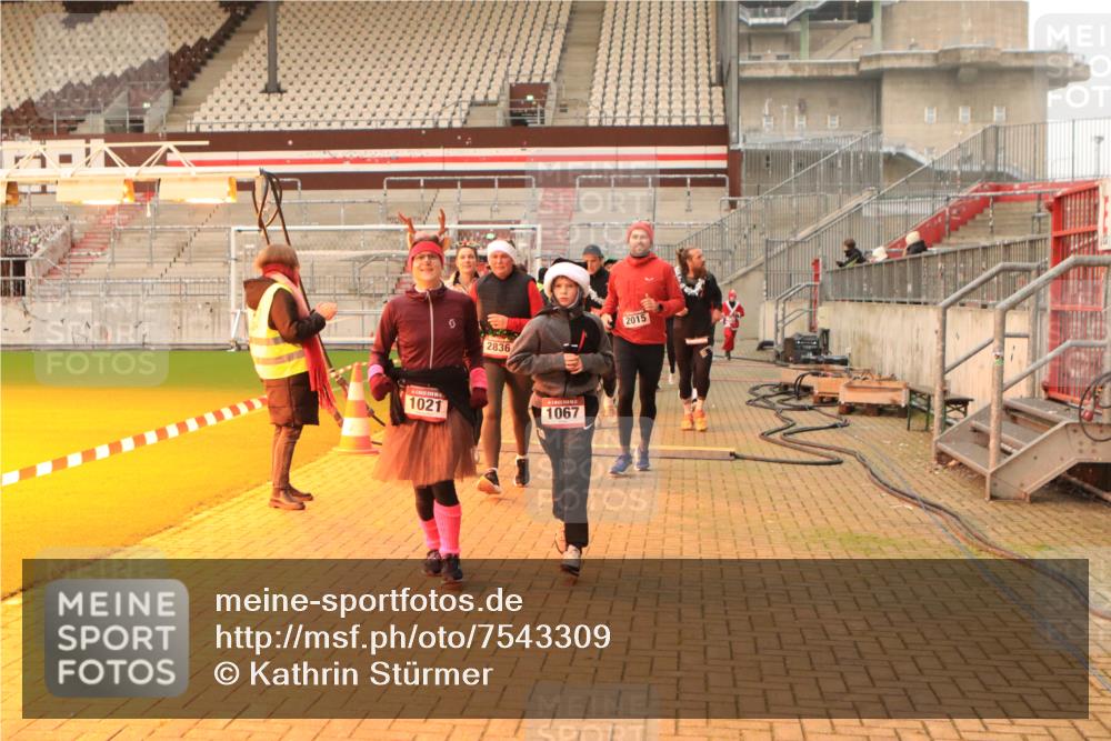 08.12.2024 - St. Pauli X-Mass-Run No. 14 Kathrin Stürmer Photography http://msf.ph/oto/7543309 08.12.2024 10:04:46 Ziel  meine-sportfotos.de