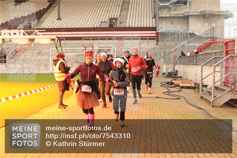08.12.2024 - St. Pauli X-Mass-Run No. 14 Kathrin Stürmer Photography http://msf.ph/oto/7543310 08.12.2024 10:04:46 Ziel  meine-sportfotos.de