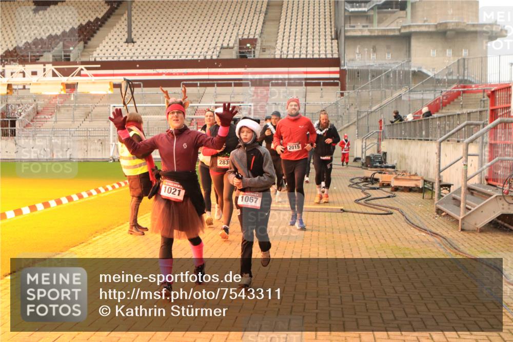08.12.2024 - St. Pauli X-Mass-Run No. 14 Kathrin Stürmer Photography http://msf.ph/oto/7543311 08.12.2024 10:04:47 Ziel  meine-sportfotos.de