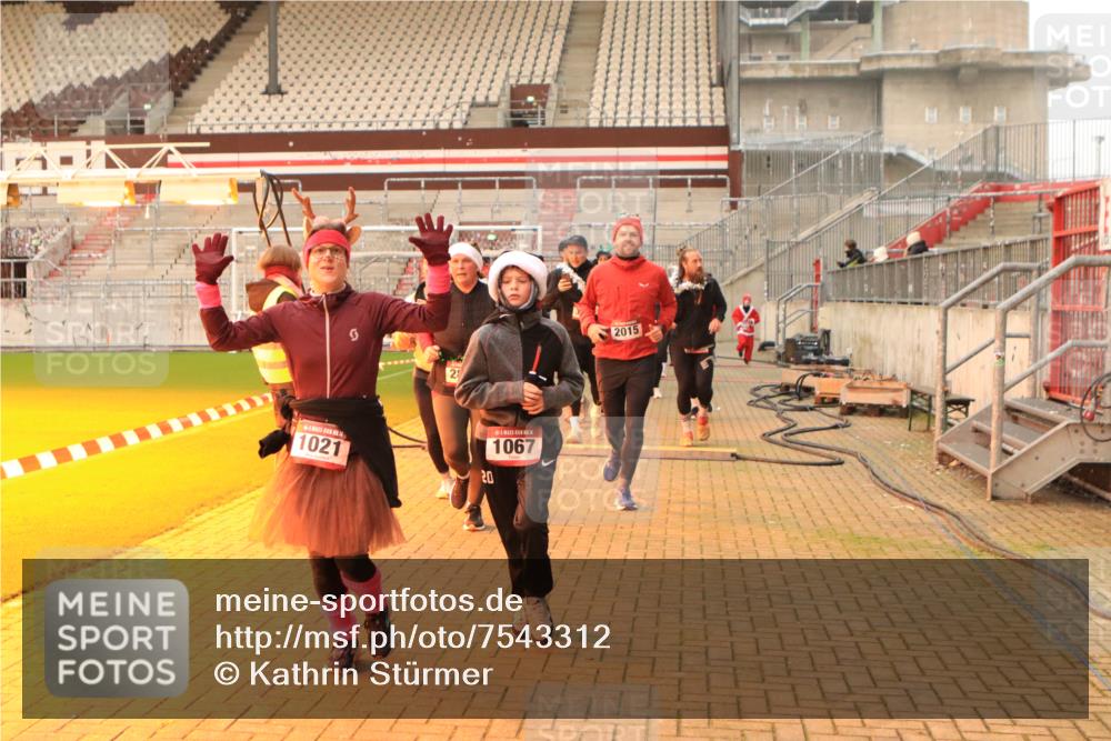 08.12.2024 - St. Pauli X-Mass-Run No. 14 Kathrin Stürmer Photography http://msf.ph/oto/7543312 08.12.2024 10:04:47 Ziel  meine-sportfotos.de