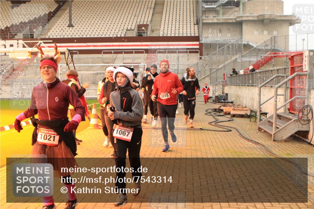 08.12.2024 - St. Pauli X-Mass-Run No. 14 Kathrin Stürmer Photography http://msf.ph/oto/7543314 08.12.2024 10:04:47 Ziel  meine-sportfotos.de