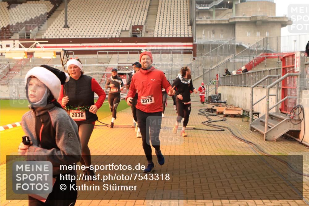 08.12.2024 - St. Pauli X-Mass-Run No. 14 Kathrin Stürmer Photography http://msf.ph/oto/7543318 08.12.2024 10:04:48 Ziel  meine-sportfotos.de