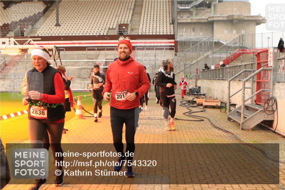08.12.2024 - St. Pauli X-Mass-Run No. 14 Kathrin Stürmer Photography http://msf.ph/oto/7543320 08.12.2024 10:04:48 Ziel  meine-sportfotos.de