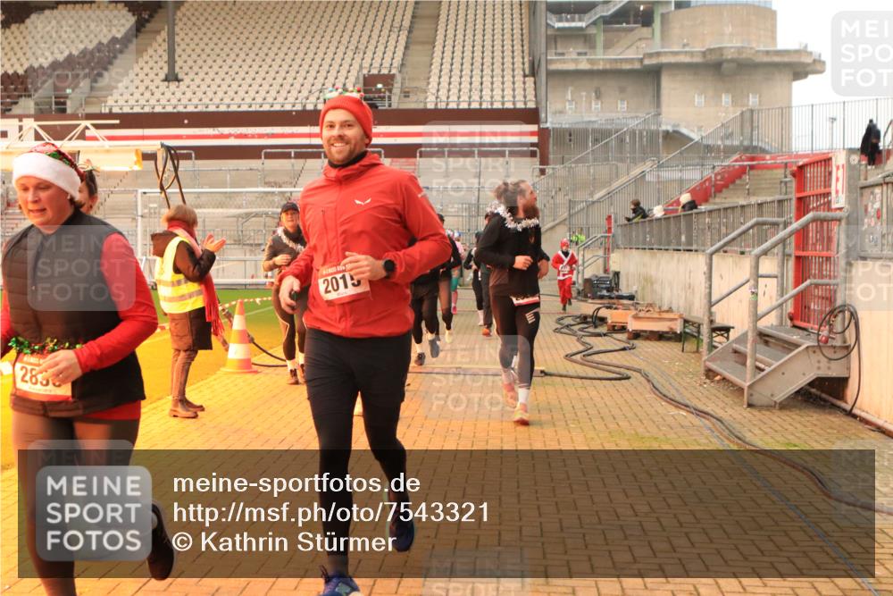 08.12.2024 - St. Pauli X-Mass-Run No. 14 Kathrin Stürmer Photography http://msf.ph/oto/7543321 08.12.2024 10:04:49 Ziel  meine-sportfotos.de