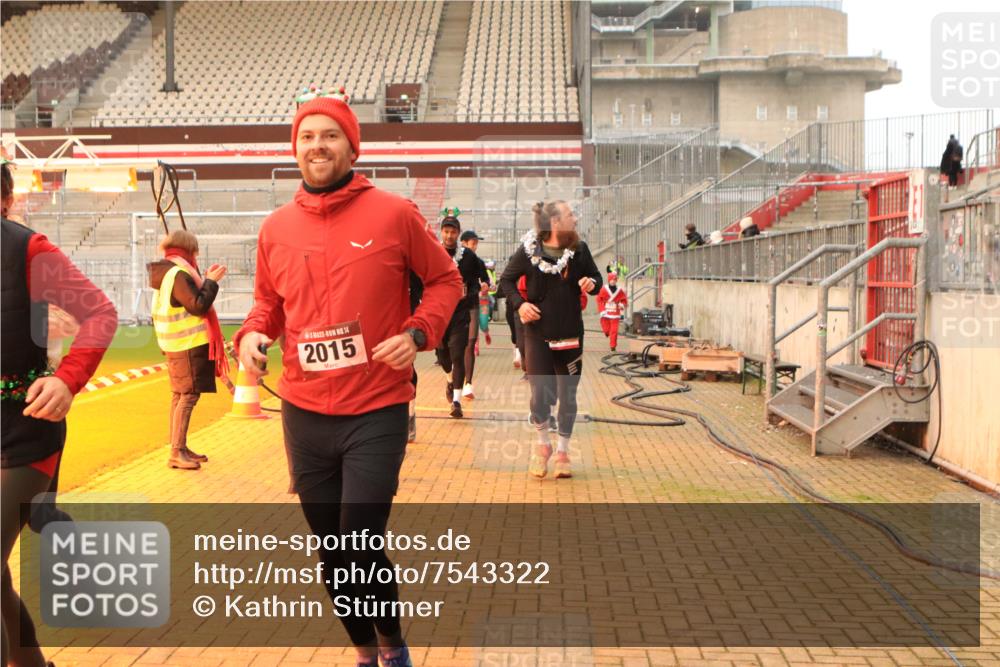 08.12.2024 - St. Pauli X-Mass-Run No. 14 Kathrin Stürmer Photography http://msf.ph/oto/7543322 08.12.2024 10:04:49 Ziel  meine-sportfotos.de
