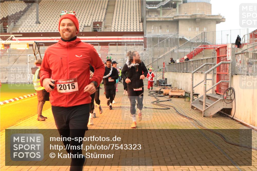 08.12.2024 - St. Pauli X-Mass-Run No. 14 Kathrin Stürmer Photography http://msf.ph/oto/7543323 08.12.2024 10:04:49 Ziel  meine-sportfotos.de