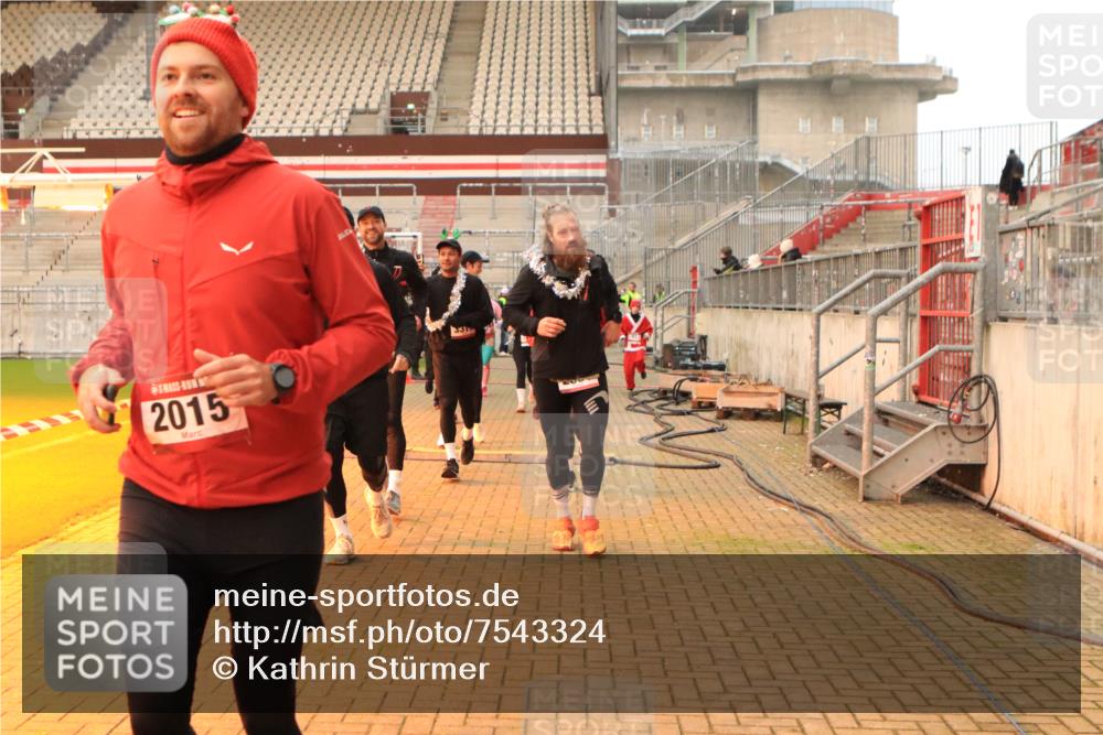08.12.2024 - St. Pauli X-Mass-Run No. 14 Kathrin Stürmer Photography http://msf.ph/oto/7543324 08.12.2024 10:04:49 Ziel  meine-sportfotos.de