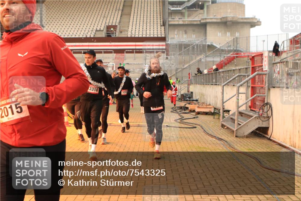 08.12.2024 - St. Pauli X-Mass-Run No. 14 Kathrin Stürmer Photography http://msf.ph/oto/7543325 08.12.2024 10:04:49 Ziel  meine-sportfotos.de