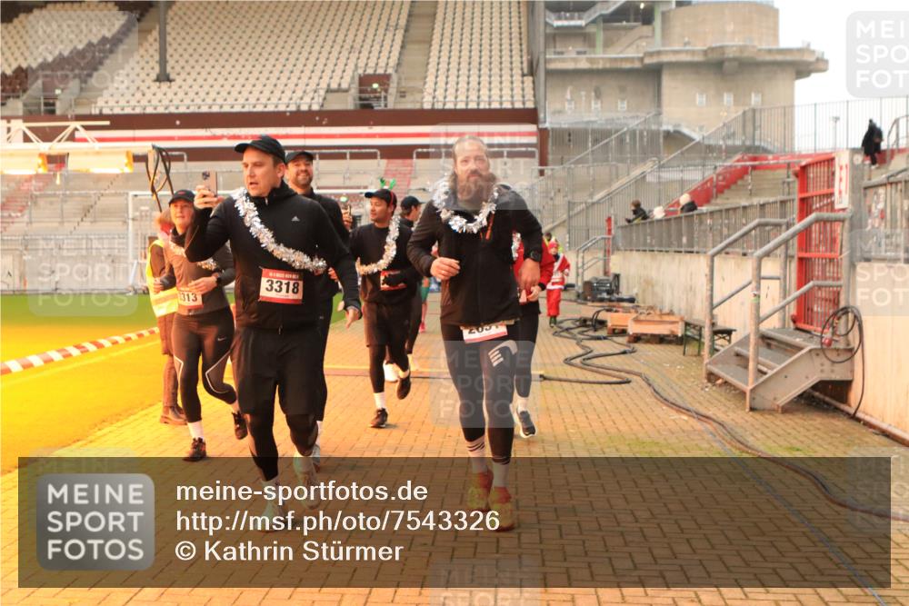 08.12.2024 - St. Pauli X-Mass-Run No. 14 Kathrin Stürmer Photography http://msf.ph/oto/7543326 08.12.2024 10:04:50 Ziel  meine-sportfotos.de