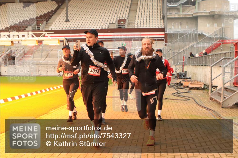 08.12.2024 - St. Pauli X-Mass-Run No. 14 Kathrin Stürmer Photography http://msf.ph/oto/7543327 08.12.2024 10:04:50 Ziel  meine-sportfotos.de