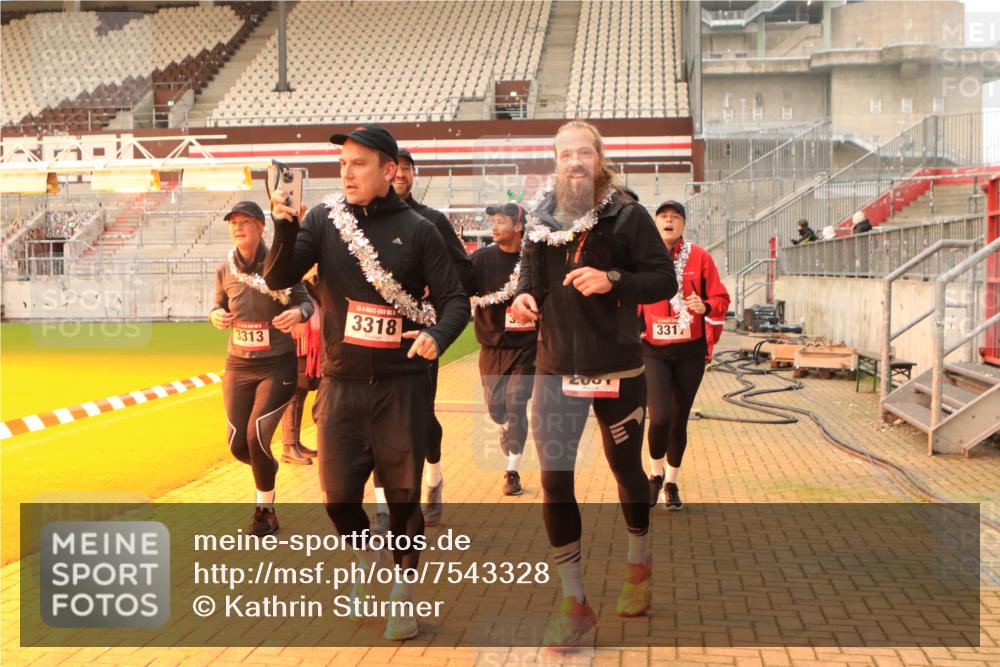 08.12.2024 - St. Pauli X-Mass-Run No. 14 Kathrin Stürmer Photography http://msf.ph/oto/7543328 08.12.2024 10:04:50 Ziel  meine-sportfotos.de