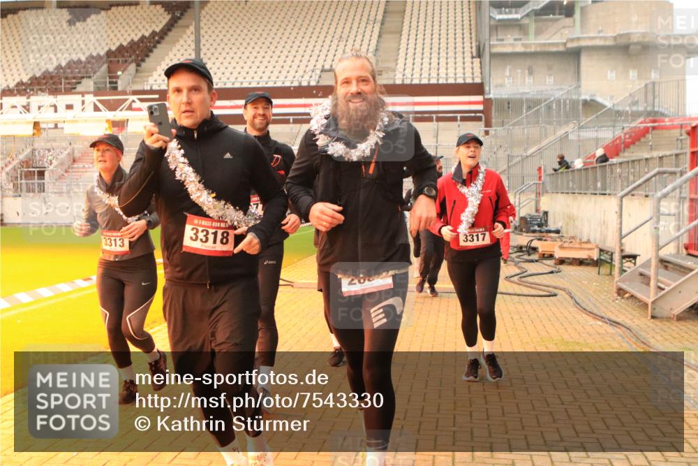 08.12.2024 - St. Pauli X-Mass-Run No. 14 Kathrin Stürmer Photography http://msf.ph/oto/7543330 08.12.2024 10:04:51 Ziel  meine-sportfotos.de
