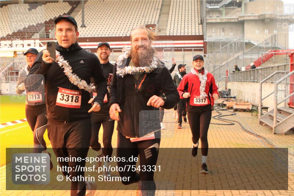 08.12.2024 - St. Pauli X-Mass-Run No. 14 Kathrin Stürmer Photography http://msf.ph/oto/7543331 08.12.2024 10:04:51 Ziel  meine-sportfotos.de