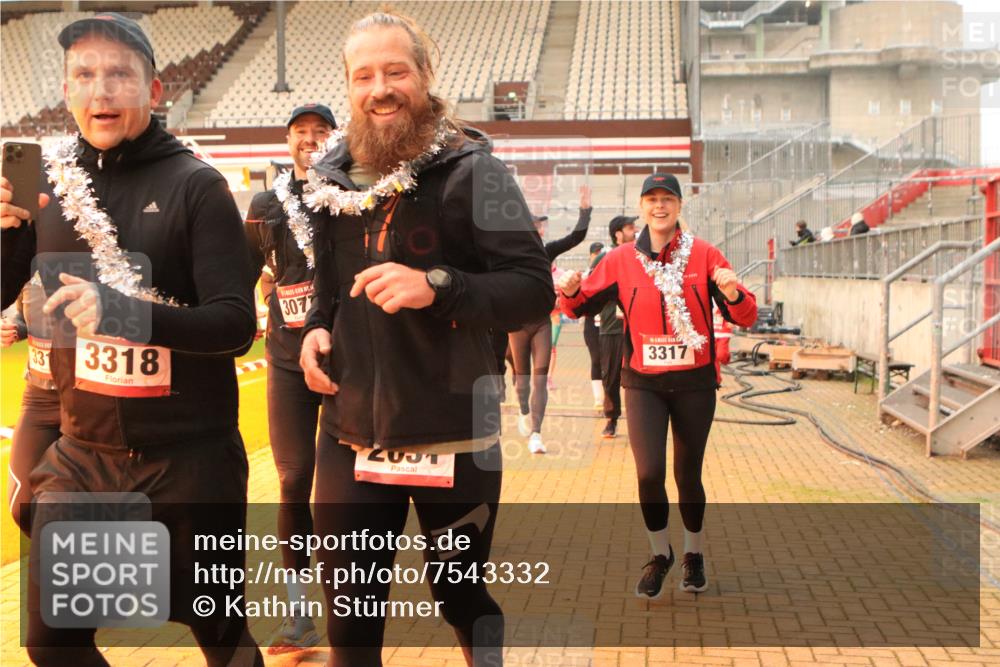 08.12.2024 - St. Pauli X-Mass-Run No. 14 Kathrin Stürmer Photography http://msf.ph/oto/7543332 08.12.2024 10:04:51 Ziel  meine-sportfotos.de