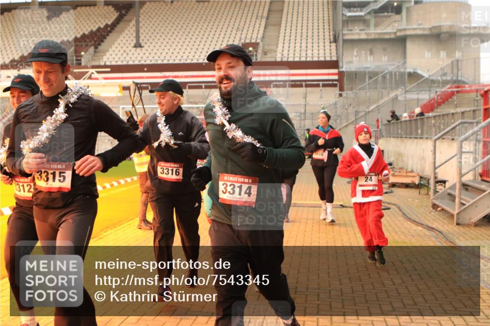 08.12.2024 - St. Pauli X-Mass-Run No. 14 Kathrin Stürmer Photography http://msf.ph/oto/7543345 08.12.2024 10:04:54 Ziel  meine-sportfotos.de