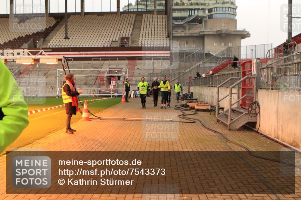 08.12.2024 - St. Pauli X-Mass-Run No. 14 Kathrin Stürmer Photography http://msf.ph/oto/7543373 08.12.2024 10:05:06 Ziel  meine-sportfotos.de