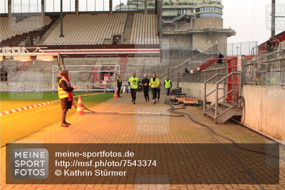 08.12.2024 - St. Pauli X-Mass-Run No. 14 Kathrin Stürmer Photography http://msf.ph/oto/7543374 08.12.2024 10:05:06 Ziel  meine-sportfotos.de